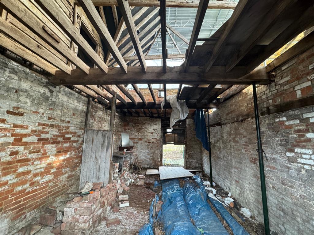 Lot: 126 - DETACHED PERIOD FREEHOLD BARN - Inside of barn - view 2